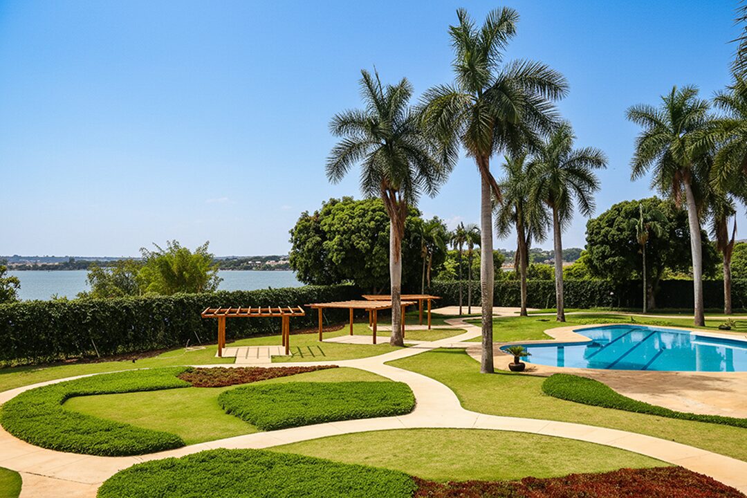 Jardins frente ao Lago Paranoá