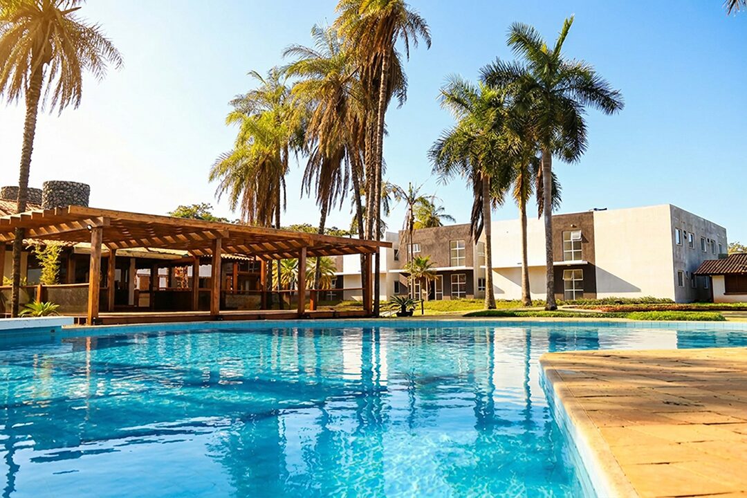 Piscina e pergolado de convivência